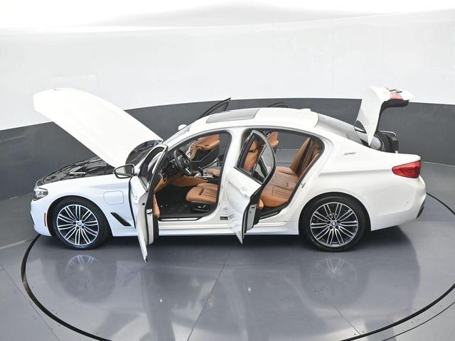 Photo of 2019 Alpine White BMW 530e