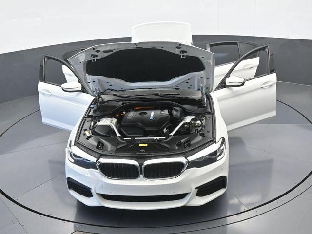 Photo of 2019 Alpine White BMW 530e