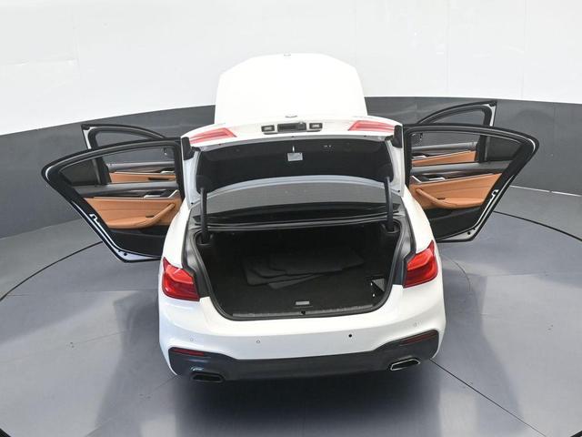 Photo of 2019 Alpine White BMW 530e