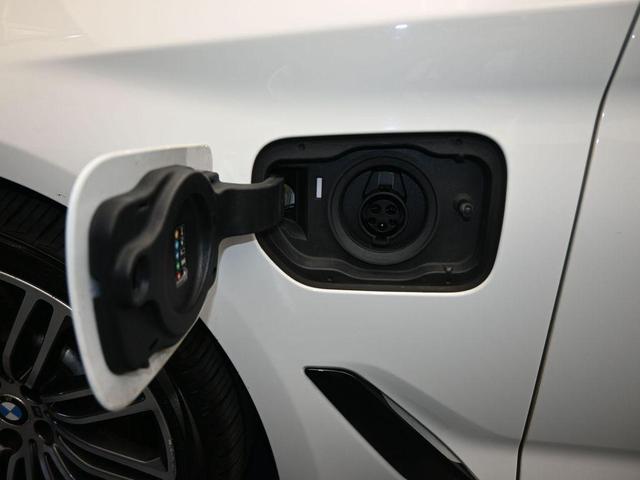 Photo of 2019 Alpine White BMW 530e