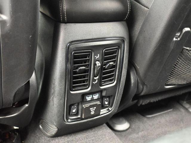 Photo of 2021 Bright White Clearcoat Jeep Grand Cherokee