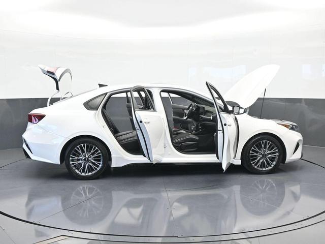 Photo of 2022 Snow White Pearl Kia Forte