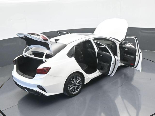 Photo of 2022 Snow White Pearl Kia Forte