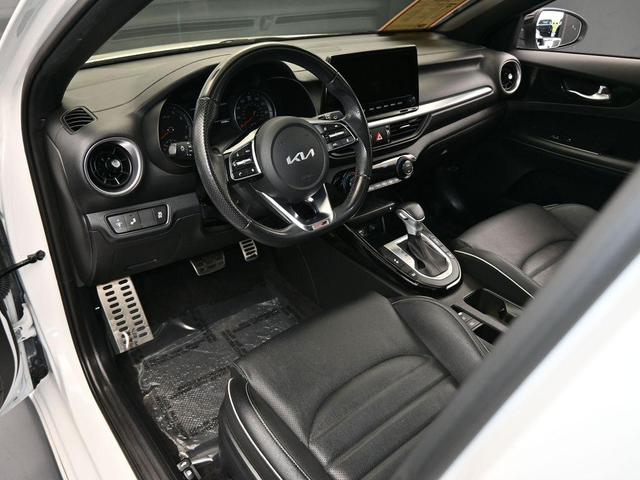 Photo of 2022 Snow White Pearl Kia Forte