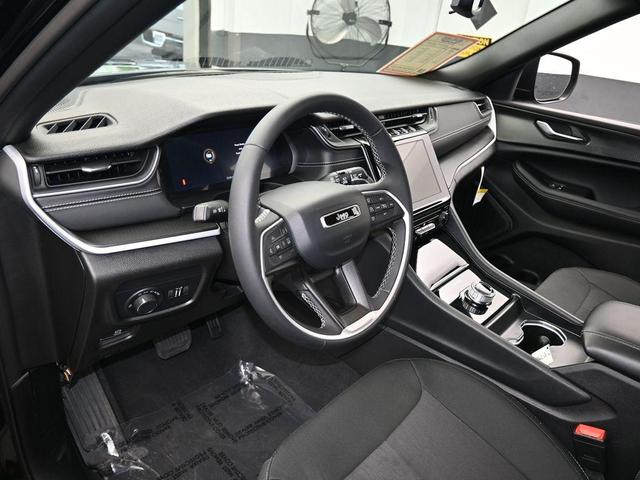 Photo of 2024 Diamond Black Jeep Grand Cherokee L