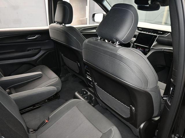 Photo of 2024 Diamond Black Jeep Grand Cherokee L