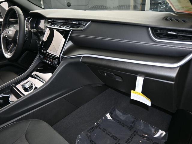Photo of 2024 Diamond Black Jeep Grand Cherokee L