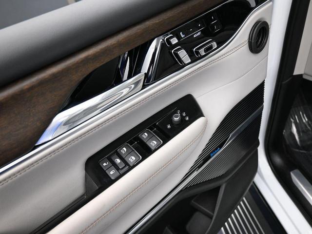 Photo of 2023 Bright White Clearcoat Jeep Grand Wagoneer L