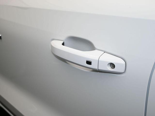 Photo of 2024 Summit White Chevrolet Colorado