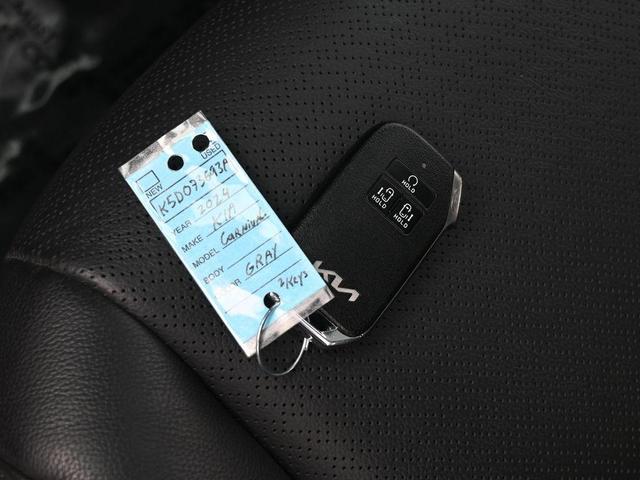Photo of 2024 Ceramic Silver Kia Carnival