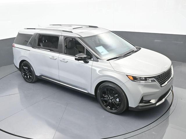 Photo of 2024 Ceramic Silver Kia Carnival