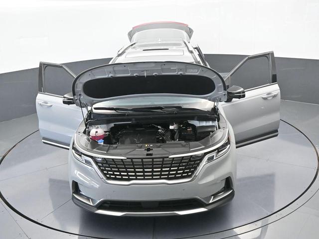 Photo of 2024 Ceramic Silver Kia Carnival