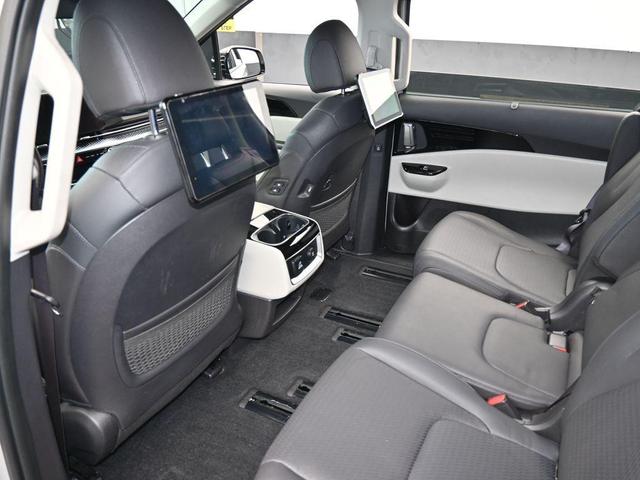 Photo of 2024 Ceramic Silver Kia Carnival