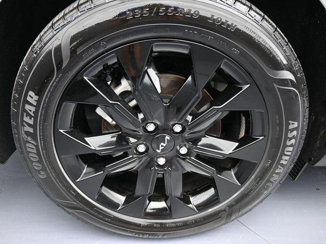 Photo of 2024 Ceramic Silver Kia Carnival