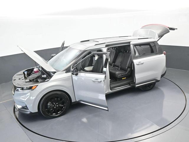 Photo of 2024 Ceramic Silver Kia Carnival