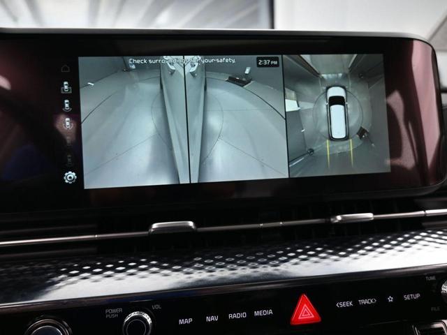 Photo of 2024 Ceramic Silver Kia Carnival