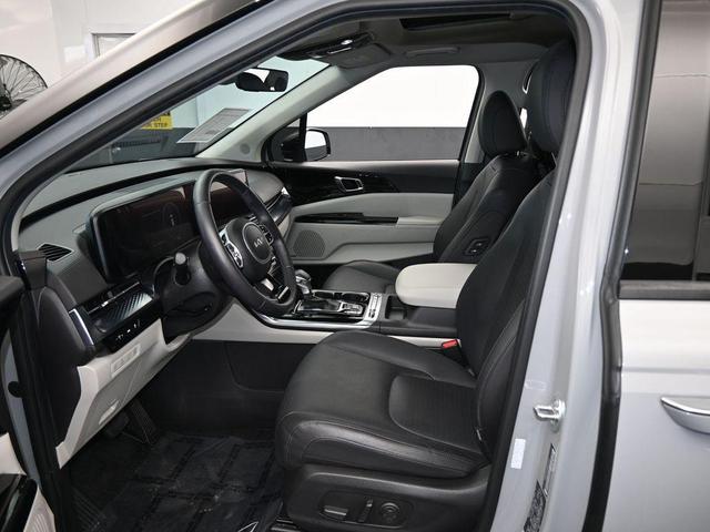 Photo of 2024 Ceramic Silver Kia Carnival