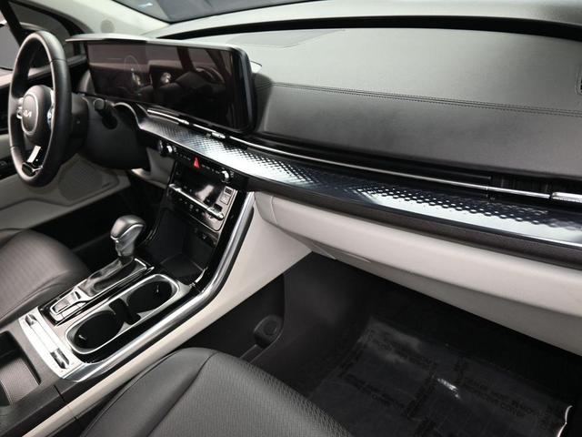 Photo of 2024 Ceramic Silver Kia Carnival