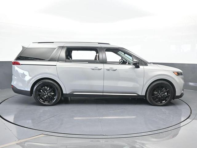 Photo of 2024 Ceramic Silver Kia Carnival