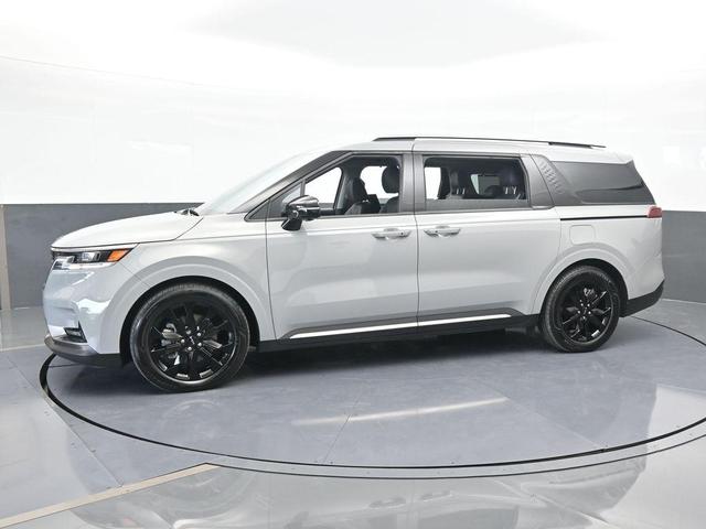 Photo of 2024 Ceramic Silver Kia Carnival