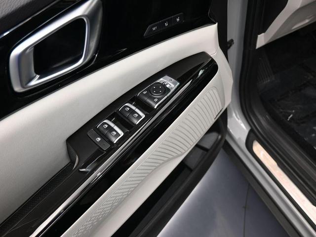 Photo of 2024 Ceramic Silver Kia Carnival
