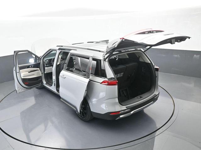 Photo of 2024 Ceramic Silver Kia Carnival
