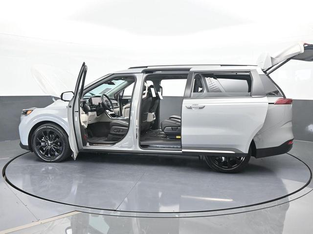 Photo of 2024 Ceramic Silver Kia Carnival