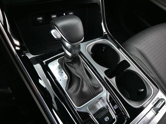 Photo of 2024 Ceramic Silver Kia Carnival