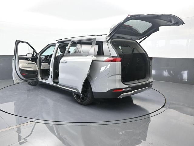 Photo of 2024 Ceramic Silver Kia Carnival