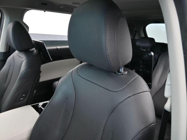 Photo of 2024 Ceramic Silver Kia Carnival