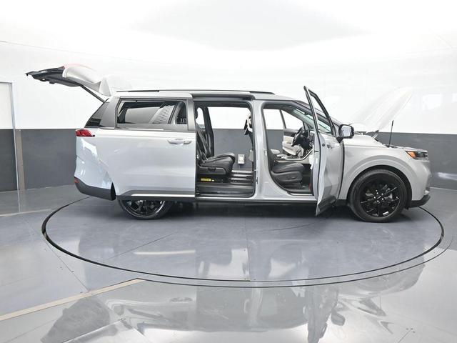 Photo of 2024 Ceramic Silver Kia Carnival