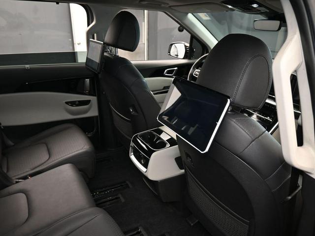 Photo of 2024 Ceramic Silver Kia Carnival