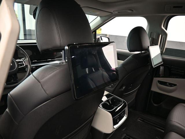 Photo of 2024 Ceramic Silver Kia Carnival