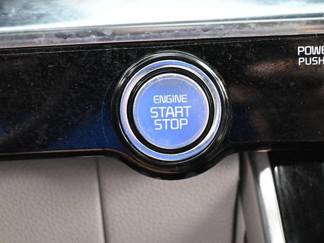 Photo of 2024 Ceramic Silver Kia Carnival