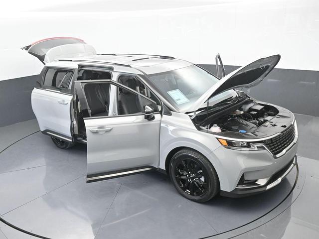 Photo of 2024 Ceramic Silver Kia Carnival