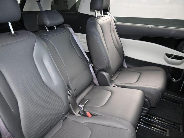 Photo of 2024 Ceramic Silver Kia Carnival
