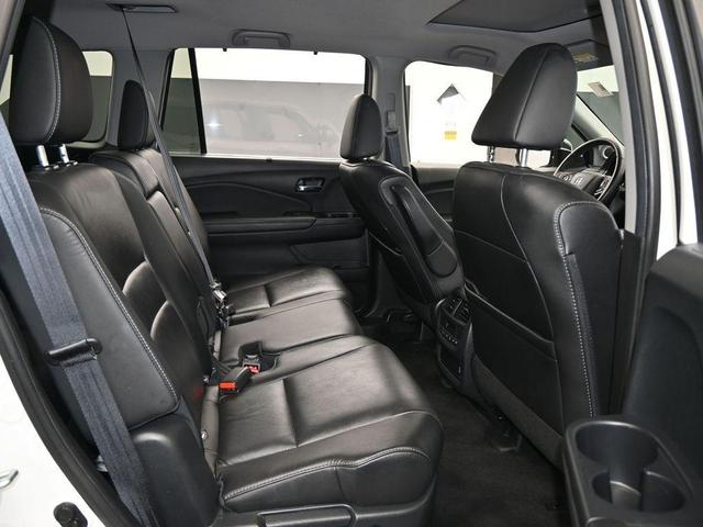 Photo of 2022 White Honda Pilot