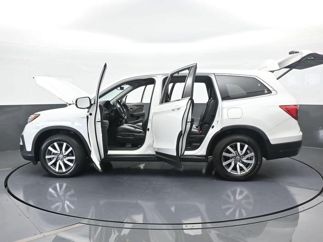 Photo of 2022 White Honda Pilot