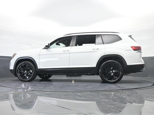 Photo of 2024 Pure White Volkswagen Atlas