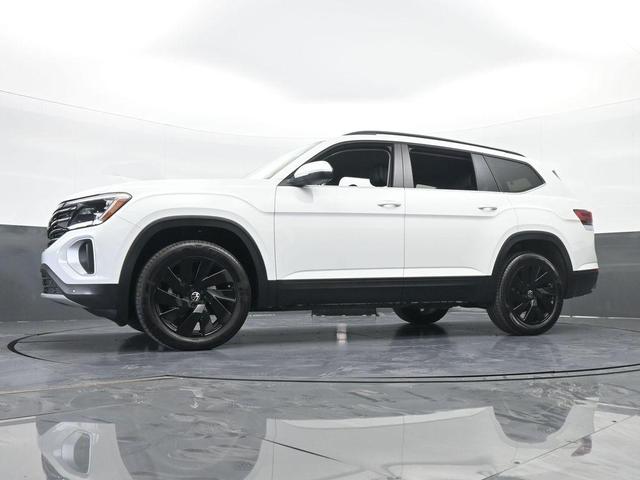 Photo of 2024 Pure White Volkswagen Atlas