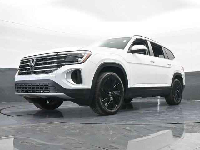 Photo of 2024 Pure White Volkswagen Atlas