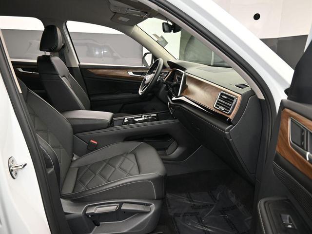 Photo of 2024 Pure White Volkswagen Atlas