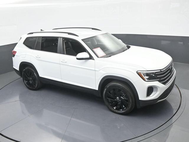 Photo of 2024 Pure White Volkswagen Atlas