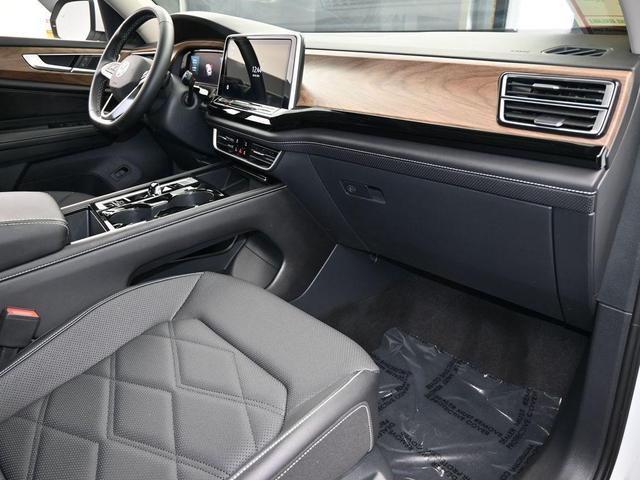 Photo of 2024 Pure White Volkswagen Atlas