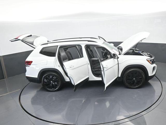 Photo of 2024 Pure White Volkswagen Atlas