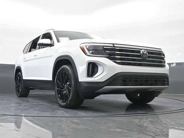 Photo of 2024 Pure White Volkswagen Atlas