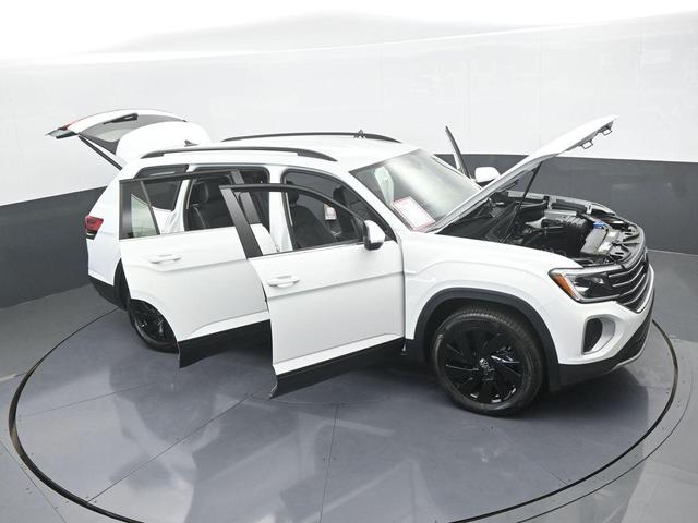 Photo of 2024 Pure White Volkswagen Atlas
