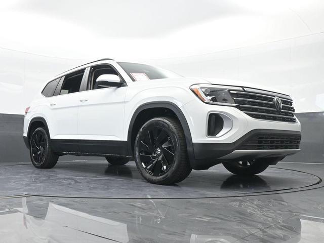 Photo of 2024 Pure White Volkswagen Atlas