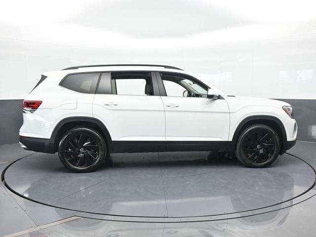 Photo of 2024 Pure White Volkswagen Atlas