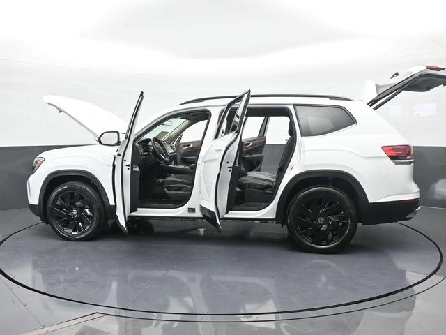 Photo of 2024 Pure White Volkswagen Atlas